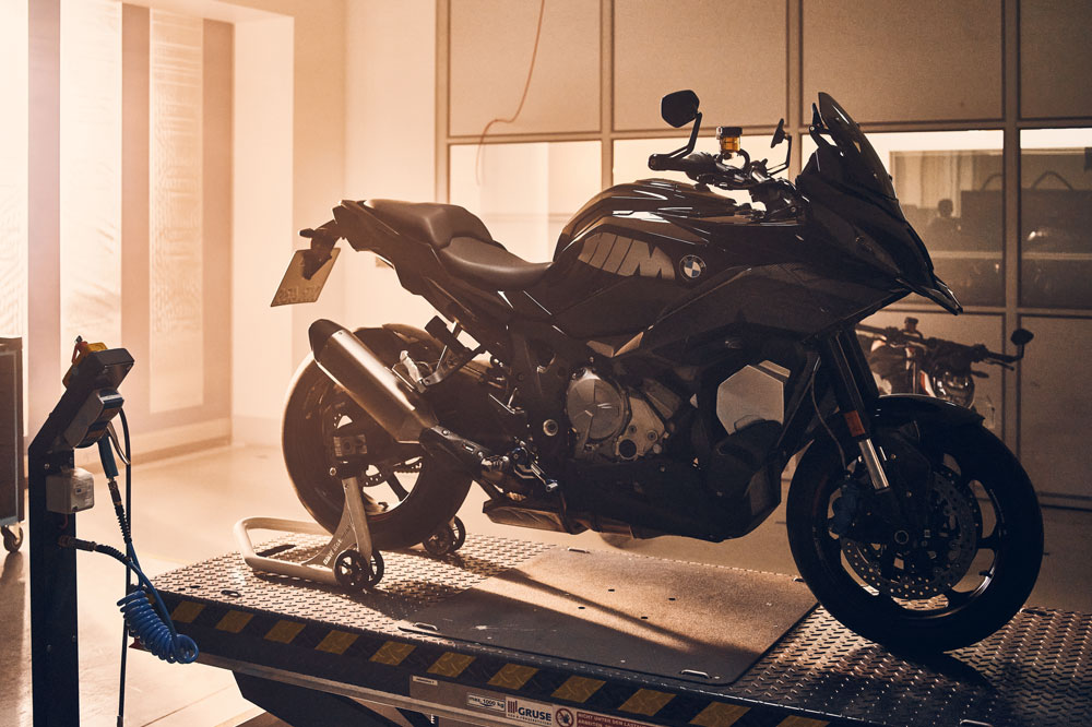 La BMW M 1000 XR comparte la misma mecánica que la RR, pero más rutera.