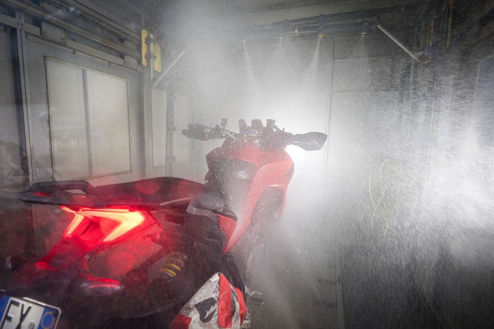 Las pruebas de laboratorio someten a las motos a las más duras pruebas.