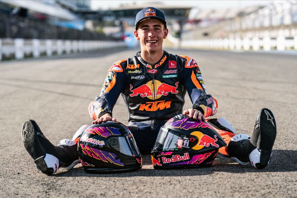 Pedro Acosta con el casco MT Jarama