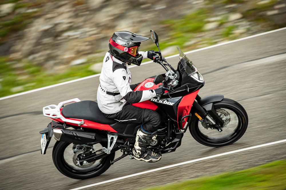 Una moto de trail aventura para el carnet de coche B o para el A1.