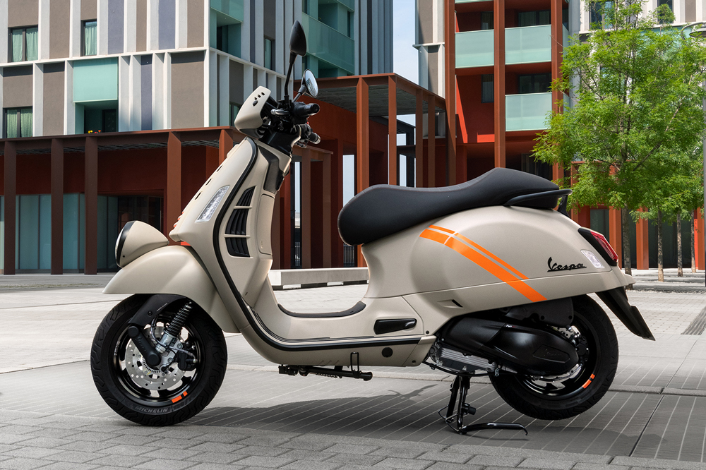 La Vespa GTV está dentro de la gama de chasis grande.