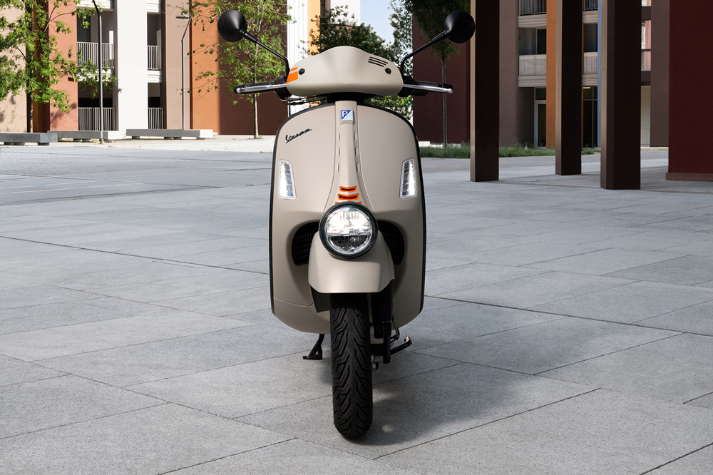 El frontal, con el faro bajo, lo más característico de esta Vespa GTV.