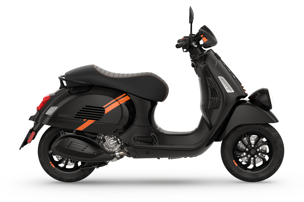 La Vespa GTV rinde homenaje al mítico scooter que comenzó a producirse en 1946.