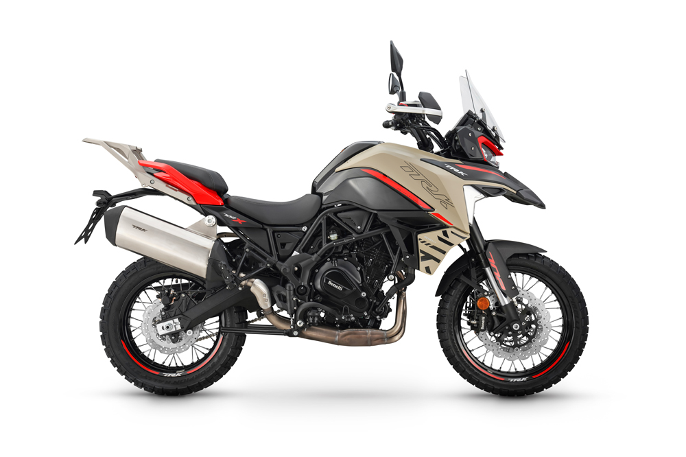 La Benelli TRK 702X tiene ruedas de radios, rueda delantera de 19 y neumáticos de tacos-