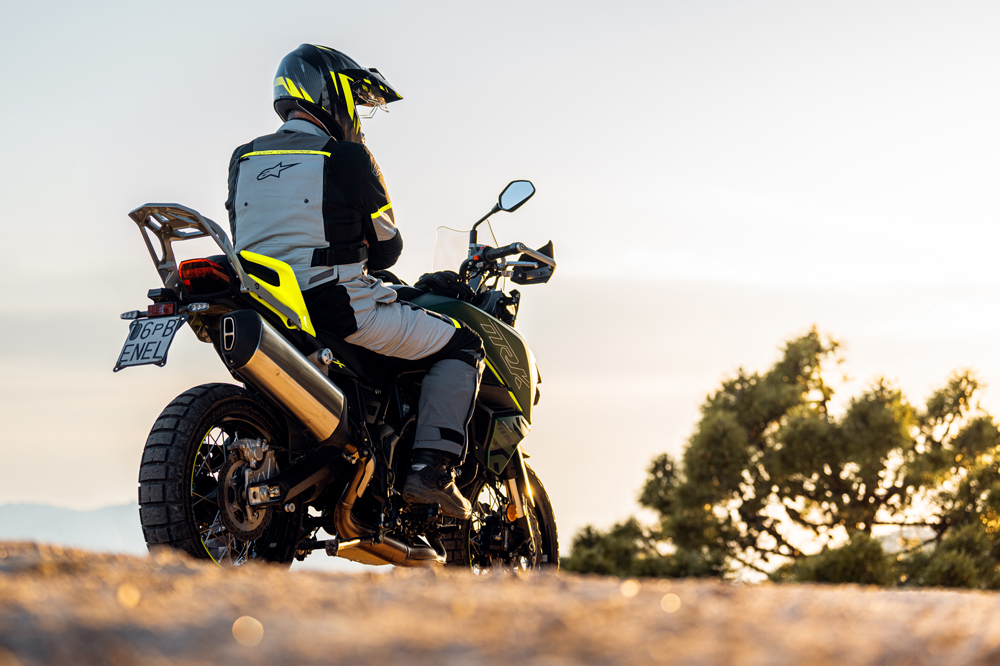 La Benelli TRK 702X es la adecuada si vas a añadir pistas en tus rutas en moto.