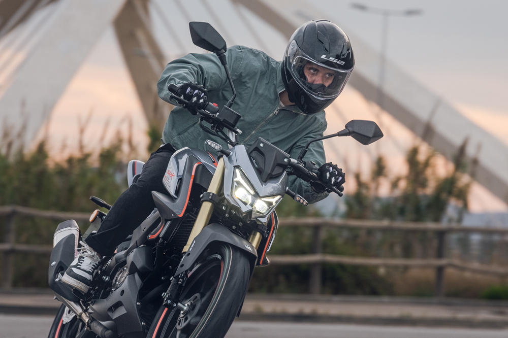 Los frenos de la QJ Motor SRK 125 tienen ABS de doble vía.