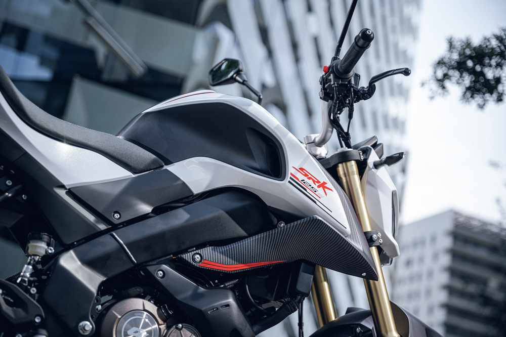 El chasis doble viga ayuda a aumentar la rigidez de esta moto Naked 125.