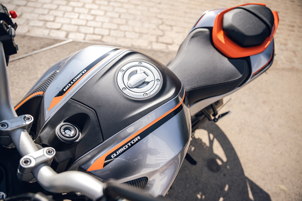 Esta QJ Motor tiene asiento en doble altura, resta comodidad a nuestro acompañante para no ceder en su estética deportiva.