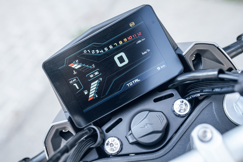 El cuadro de instrumetnos es esta pantalla TFT con doble conector USB y USB C.