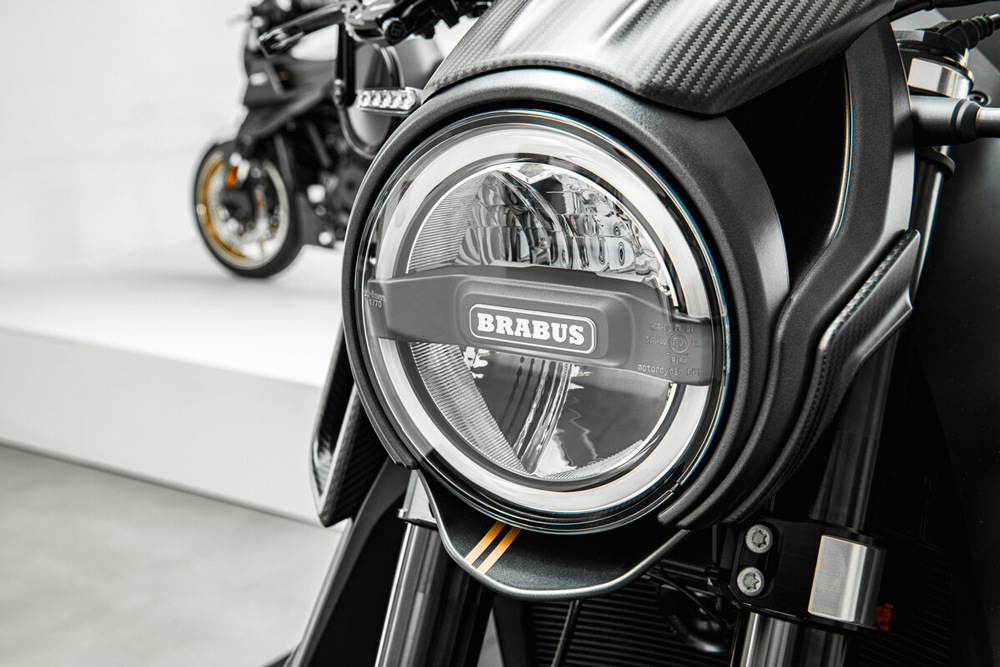 El faro delantero, redondo, es una de las características de esta BRABUS 1300 R.