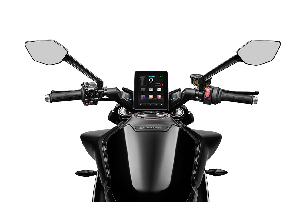 La CF Moto 800 NK viene muy equipada en cuanto a instrumentación y ayudas electrónicas.