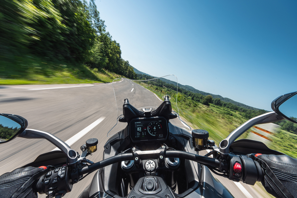 La suspensión permite bajar la moto para facilitar el acceso.