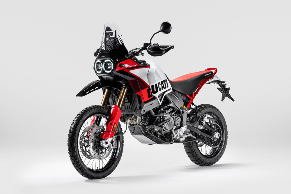 Las DesertX estéticamente heredan las formas de la era dorada de las trail.