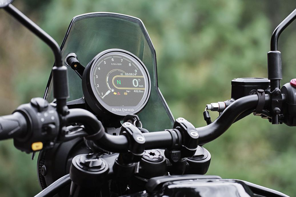 Detalle del cuadro de instrumentos de la Royal Enfield Himalayan.