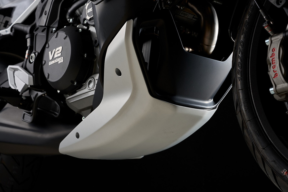 Detalle de la placa inferior que protege cárter y sistema de escape