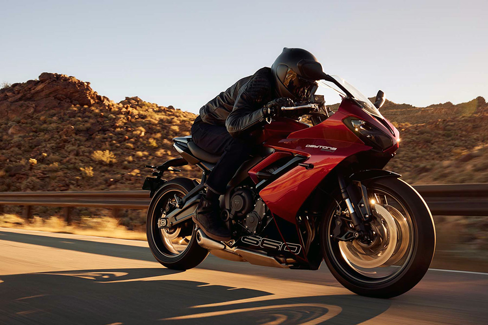 Las Daytona son una saga de motos deportivas, pero esta 660 une la cualidad de la polivanlencia.