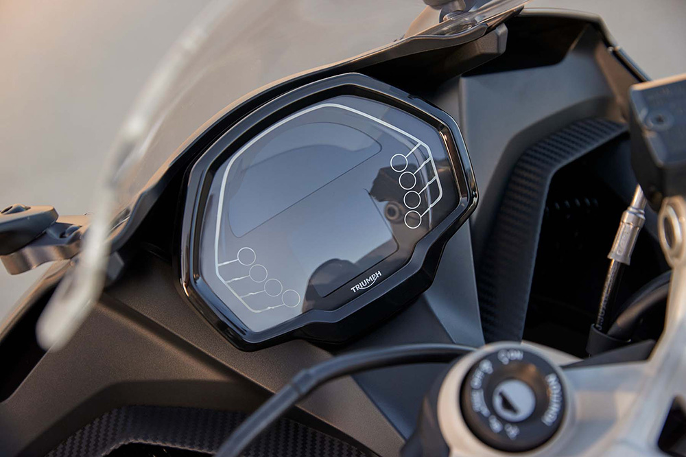 Detalle del cuadro de instrumentos de la Triumph Daytona 660.
