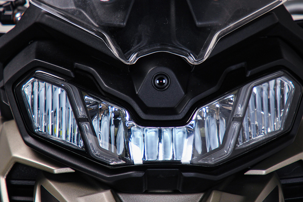 Sobre el faro delantero tienes una cámara HD integrada para poder grabar tus viajes.