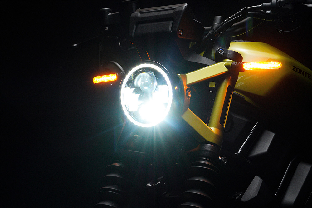 Toda la iluminación de la Zontes C 125 Custom es de LED