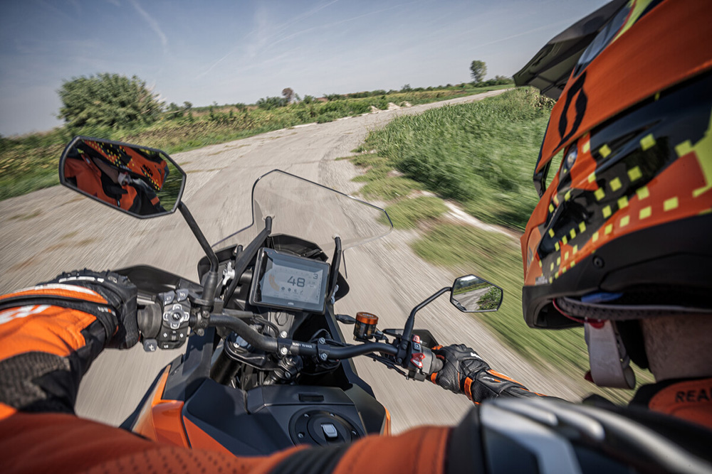 Casco integral, guantes obligatorios y curso para 125 en 2024