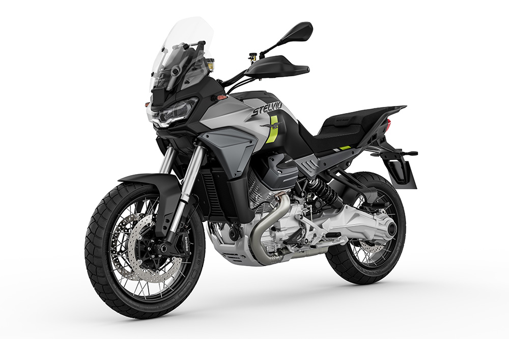 Moto Guzzi ha estudiado especialmente la protección aerodinámica del piloto.