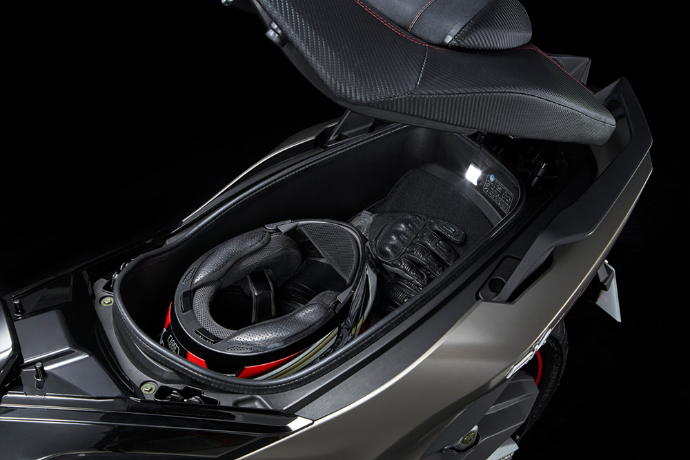 En el hueco para debajo del asiento cabe un casco de tipo integral y otros pequeños objetos.