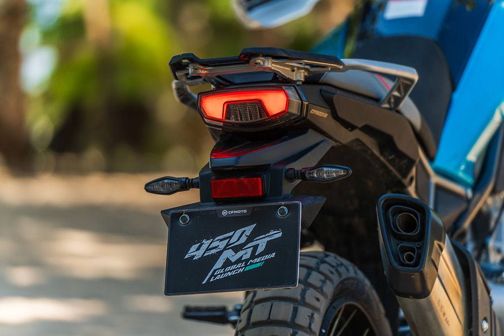 Detalle del piloto trasero y parrilla portaobjetos.