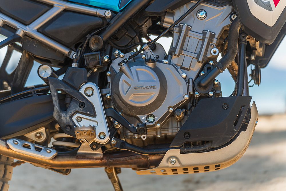 El motor es de dos cilindros en línea.