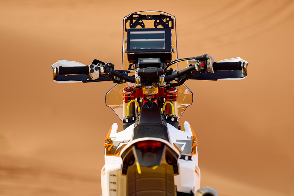 Así es el puesto de conducción de la KTM 450 Rally.