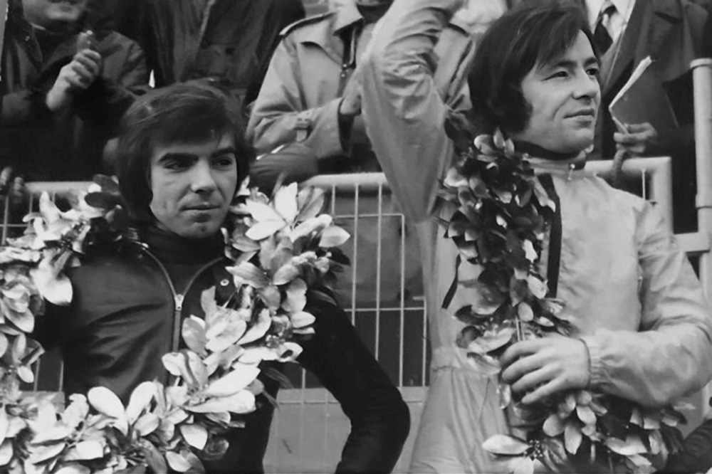 Alguersuari, en un podio junto con Angel Nieto