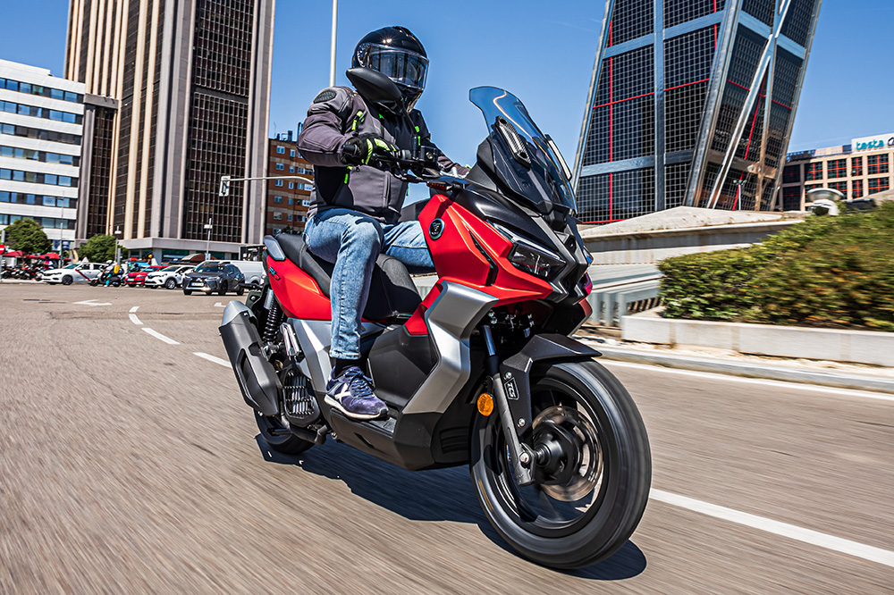 El VOGE SR1 ADV nos permite adoptar dos posiciones de conducción.