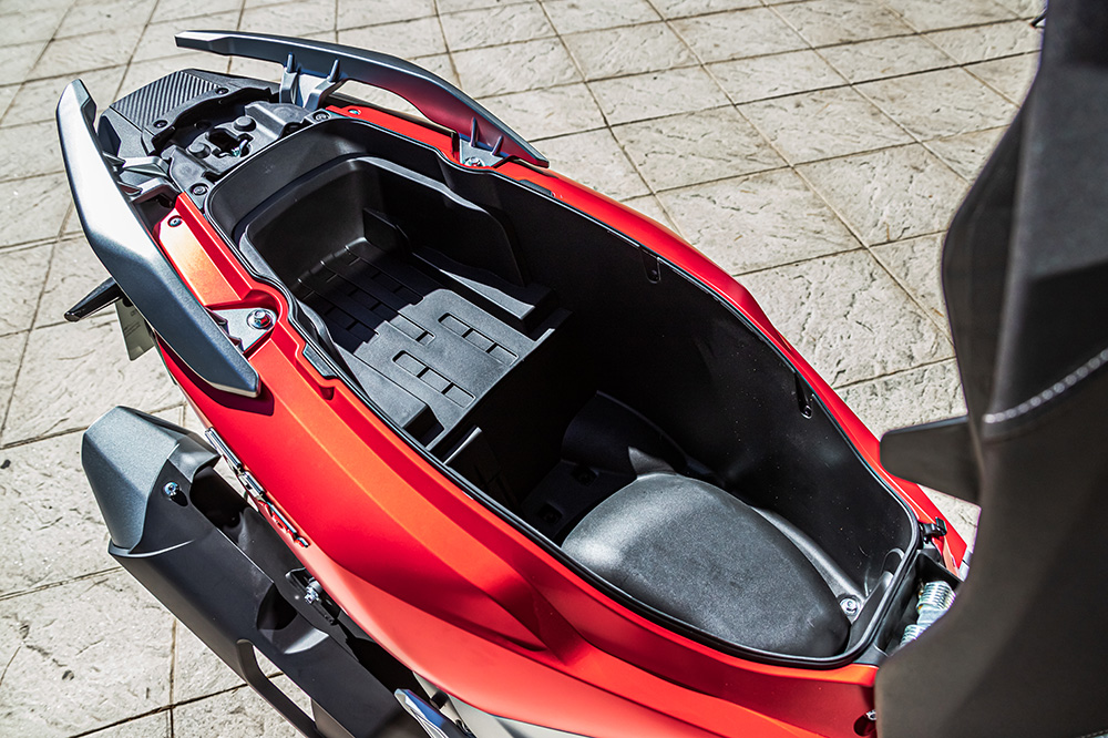 Detalle del hueco bajo el asiento del VOGE SR1 ADV.