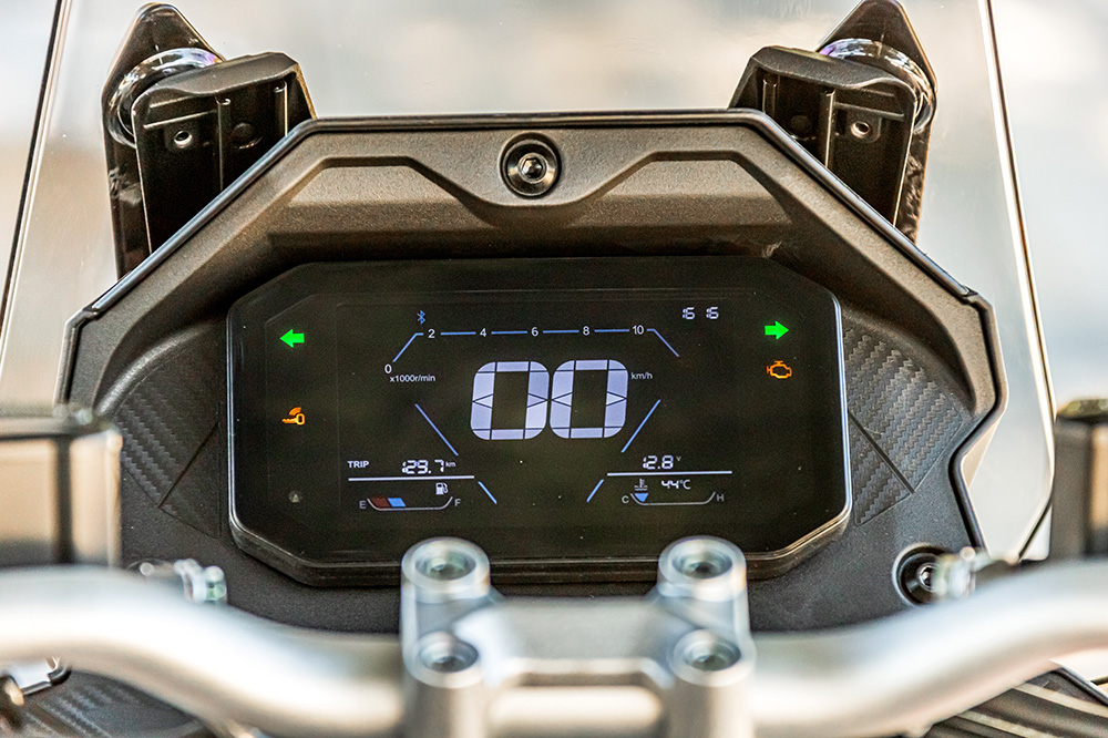 El cuadro de instrumentos nos permite una navegación GPS abreviada, más simple.