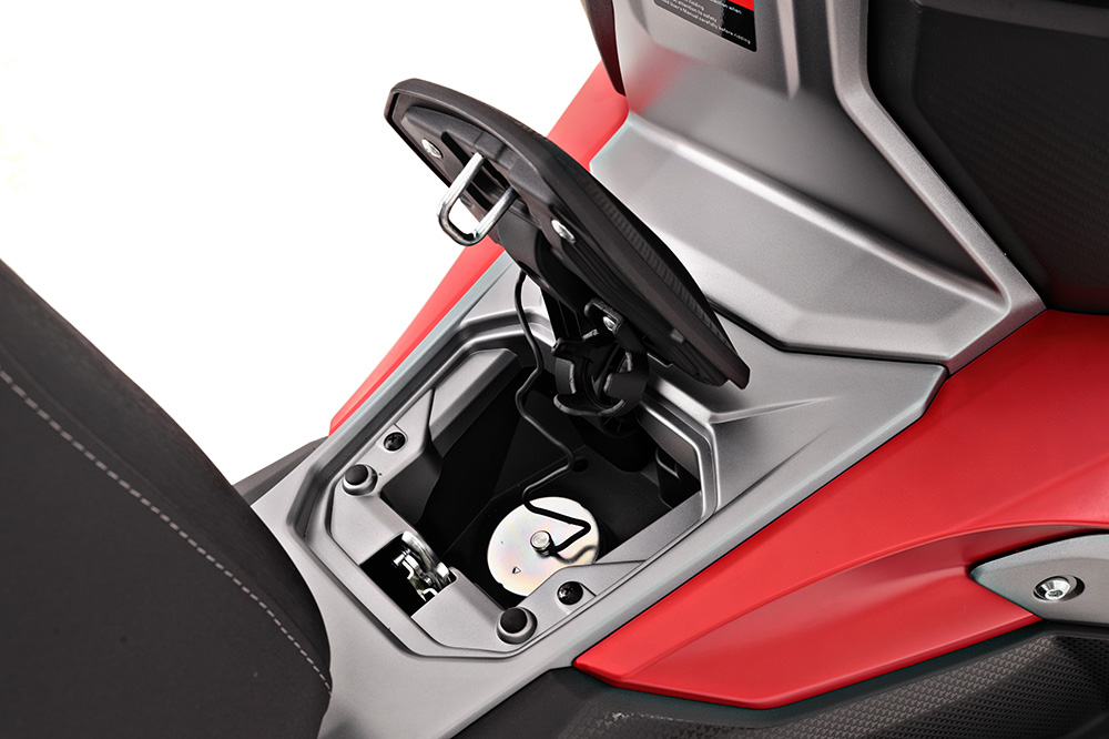 La apertura del tapón del depósito se hace desde el manillar.