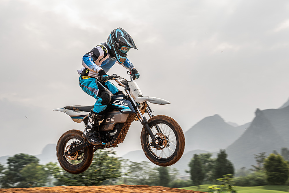 La CF Moto CX5E está pensada para pilotos entre 8 y 12 años.