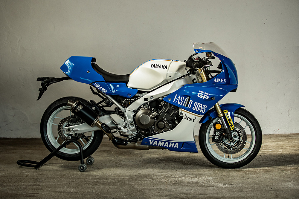 La base es una XSR900 con motor de tres cilindros e IMU.