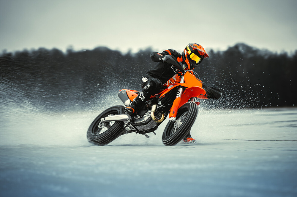 Las pruebas de la KTM 450 SMR también incluyeron pistas heladas en Suecia.