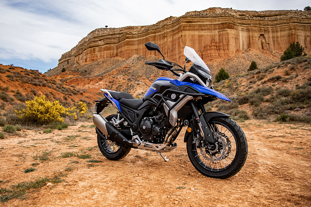 Llantas de radio tipo rally con neumáticos tubeless.