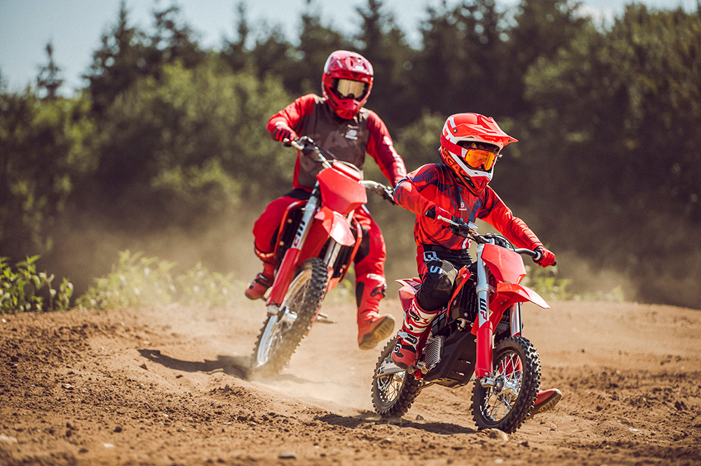 La Gas Gas MC-E 5 2025 está hecha a imagen y semejanza de los modelos "grandes" de motocross.