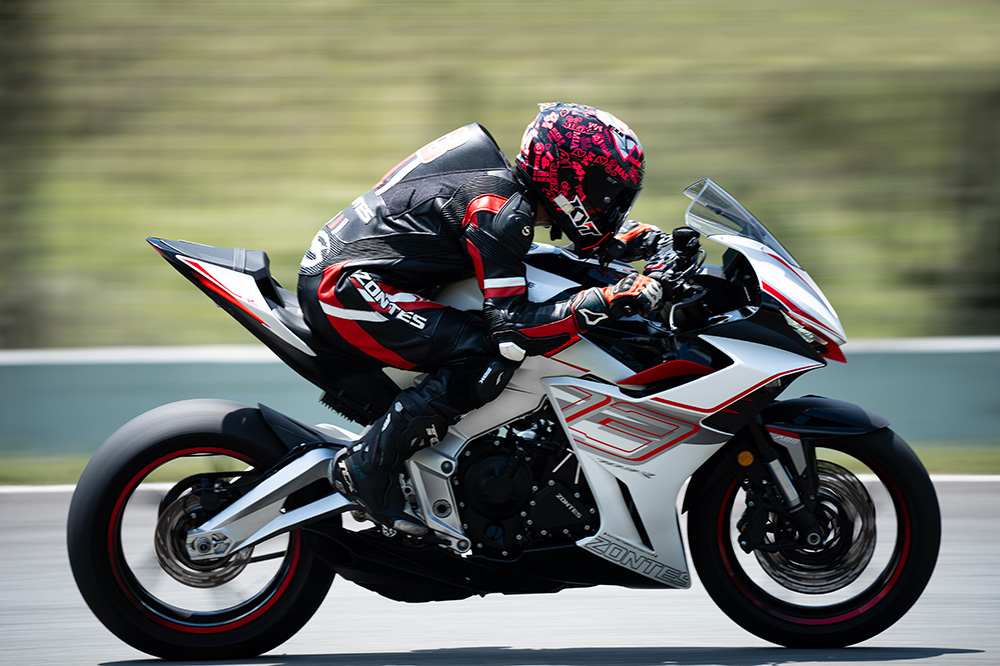 El motor de tres cilindros es novedad en la gama Zontes.