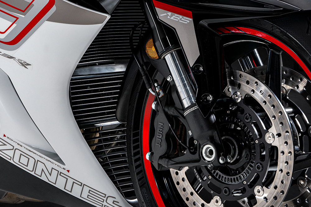 Las suspensiones y frenos son Marzocchi y JJuan.